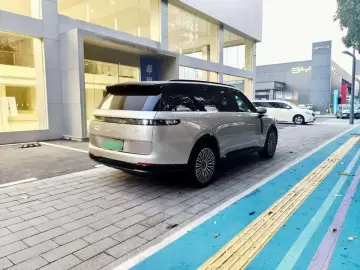 2025 Lynk & Co 900 с пробегом 24 400 км