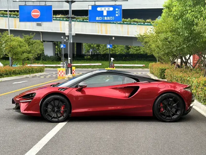 2023 McLaren Artura с пробегом 13 000 км