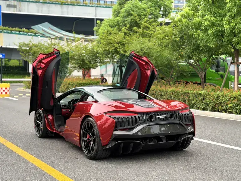 2023 McLaren Artura с пробегом 13 000 км