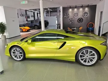 2023 McLaren Artura с пробегом 3 800 км
