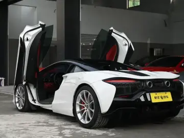 2023 McLaren Artura с пробегом 9 200 км