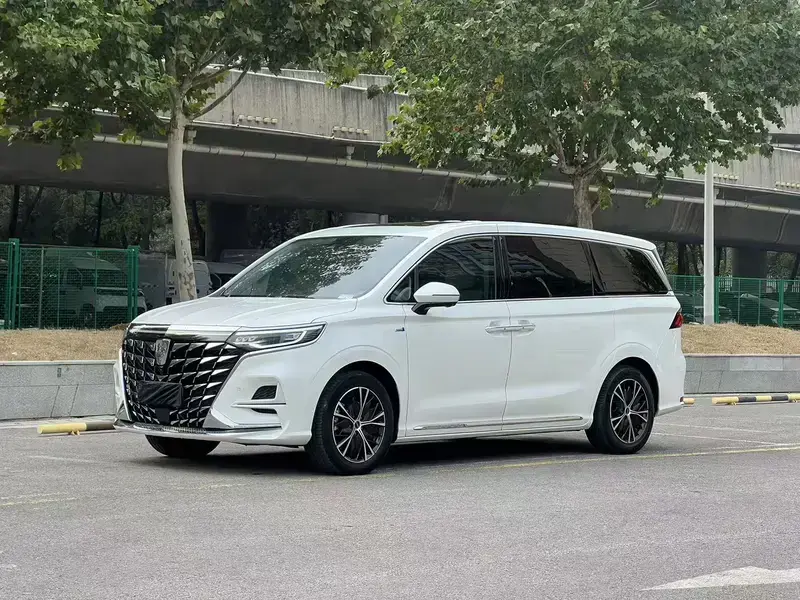 2023 Roewe iMAX8 с пробегом 64 000 км