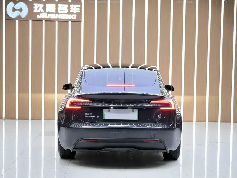 2023 Tesla Model 3 с пробегом 21 000 км