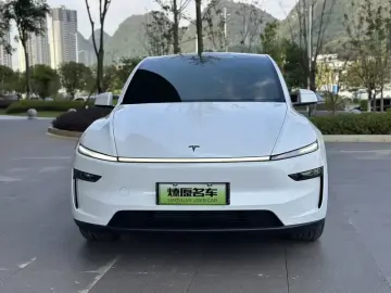2025 Tesla Model Y с пробегом 19 300 км