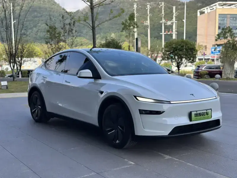 2025 Tesla Model Y с пробегом 19 300 км