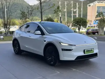 2025 Tesla Model Y с пробегом 19 300 км