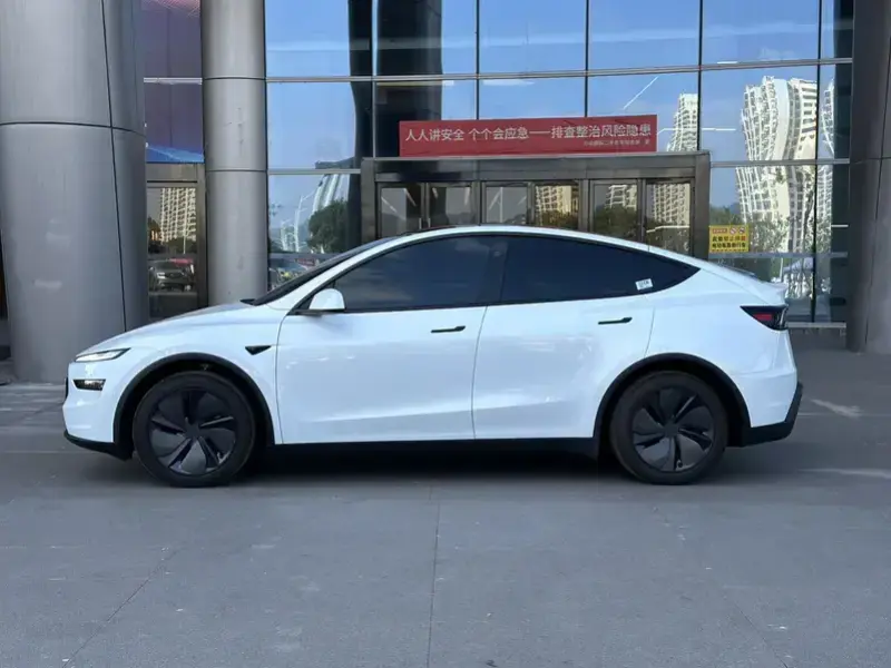 2025 Tesla Model Y с пробегом 19 300 км