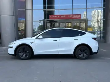 2025 Tesla Model Y с пробегом 19 300 км