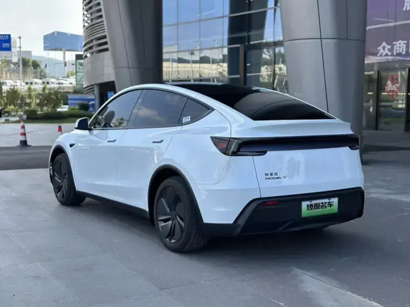 2025 Tesla Model Y с пробегом 19 300 км