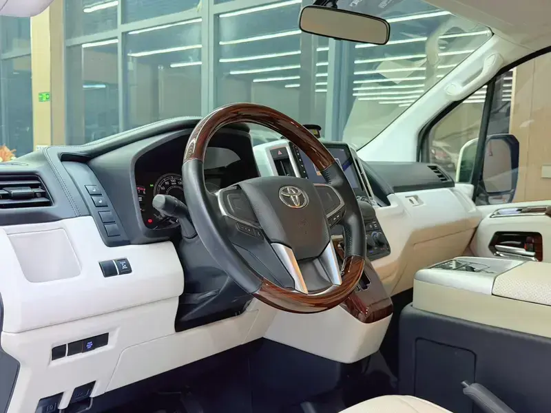 2021 Toyota HiAce с пробегом 32 000 км