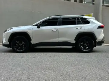 2021 Toyota RAV4 с пробегом 63 000 км