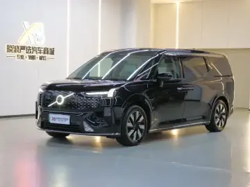 2025 Volvo EM90 с пробегом 23 000 км