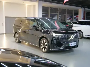 2025 Volvo EM90 с пробегом 23 000 км