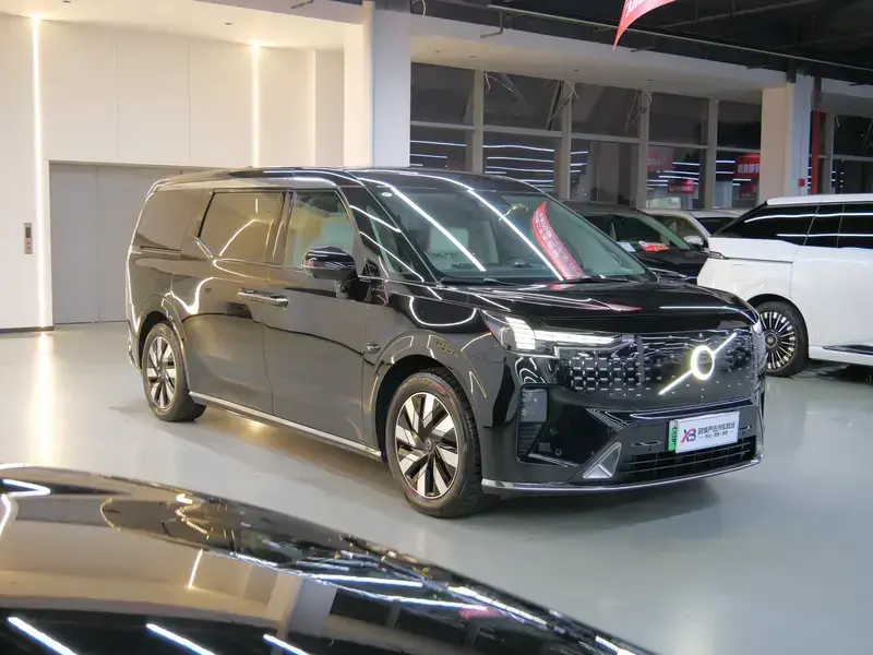 2025 Volvo EM90 с пробегом 23 000 км