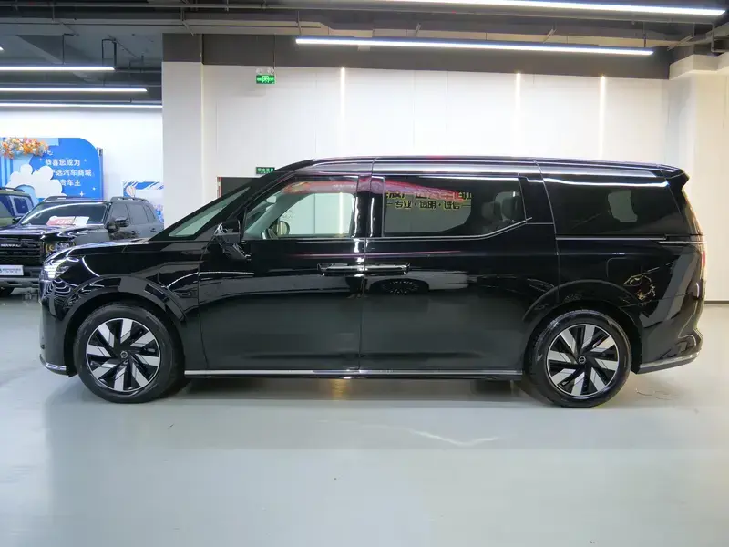 2025 Volvo EM90 с пробегом 23 000 км