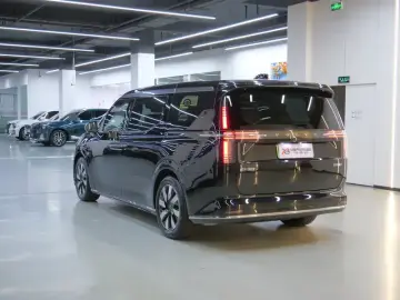 2025 Volvo EM90 с пробегом 23 000 км