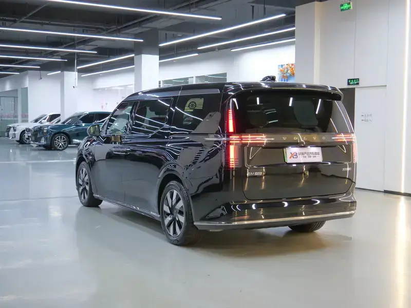 2025 Volvo EM90 с пробегом 23 000 км