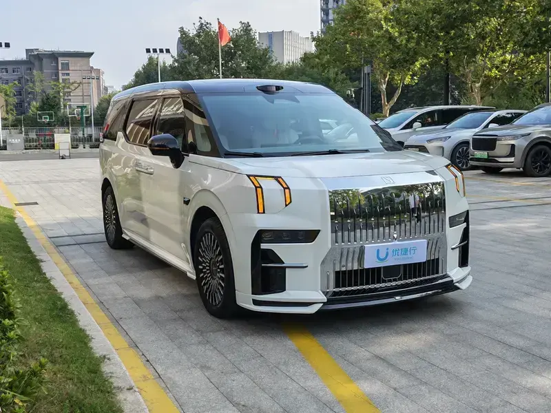 2024 Zeekr 009 с пробегом 31 000 км