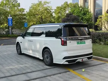 2024 Zeekr 009 с пробегом 31 000 км