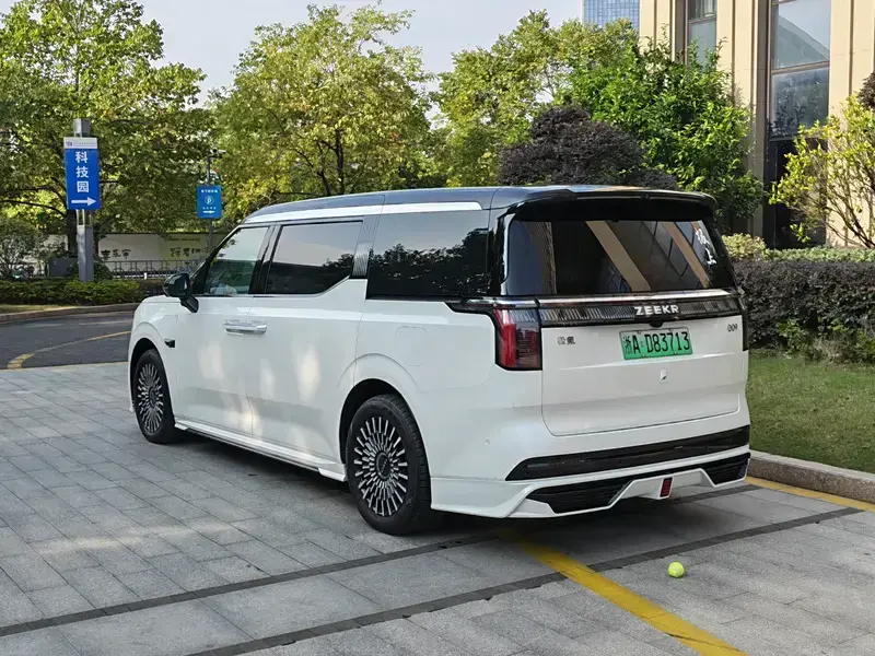 2024 Zeekr 009 с пробегом 31 000 км