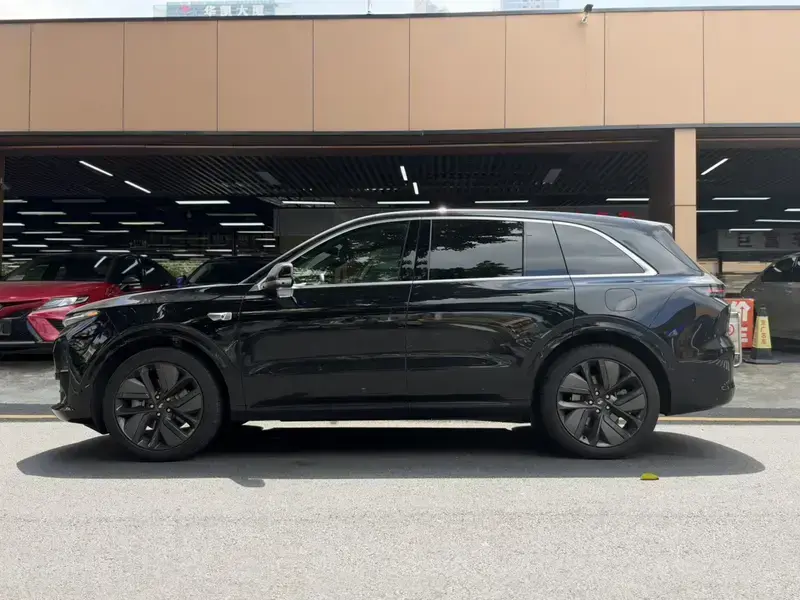 2024 Li Auto (Lixiang) L6 с пробегом 17 000 км