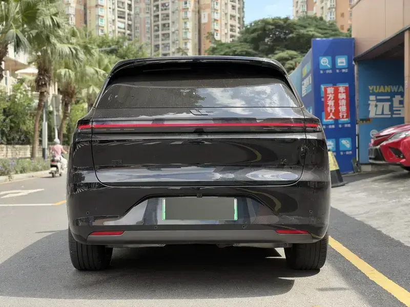2024 Li Auto (Lixiang) L6 с пробегом 17 000 км
