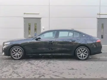 2025 BMW i5 с пробегом 18 000 км