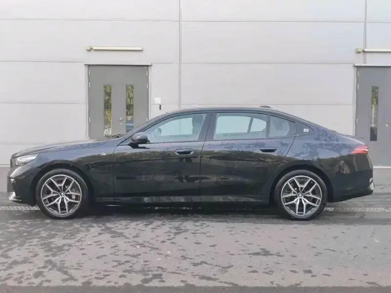 2025 BMW i5 с пробегом 18 000 км
