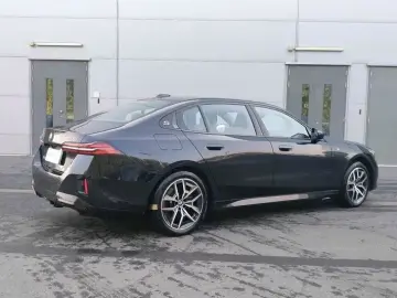 2025 BMW i5 с пробегом 18 000 км