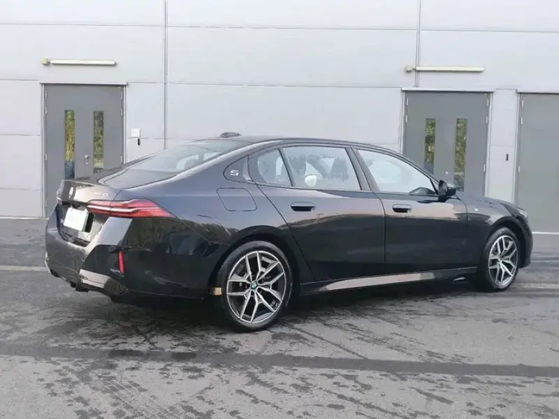 2025 BMW i5 с пробегом 18 000 км