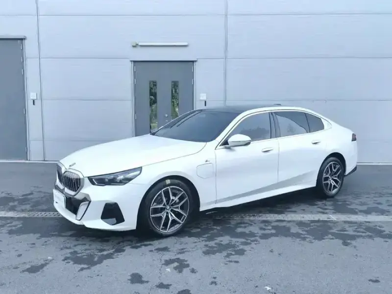 2024 BMW i5 с пробегом 23 000 км