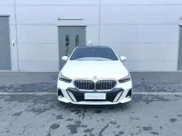 2024 BMW i5 с пробегом 23 000 км