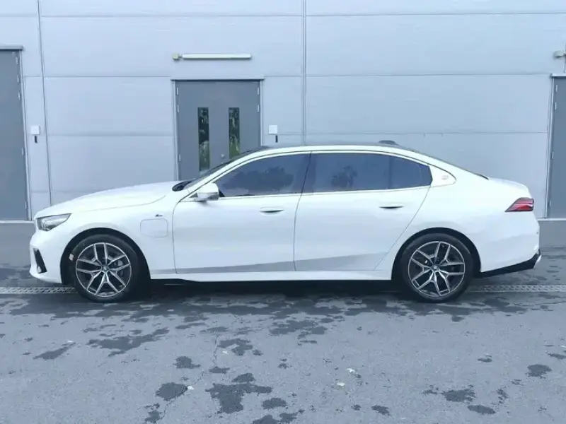 2024 BMW i5 с пробегом 23 000 км