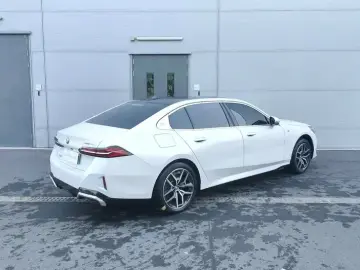 2024 BMW i5 с пробегом 23 000 км