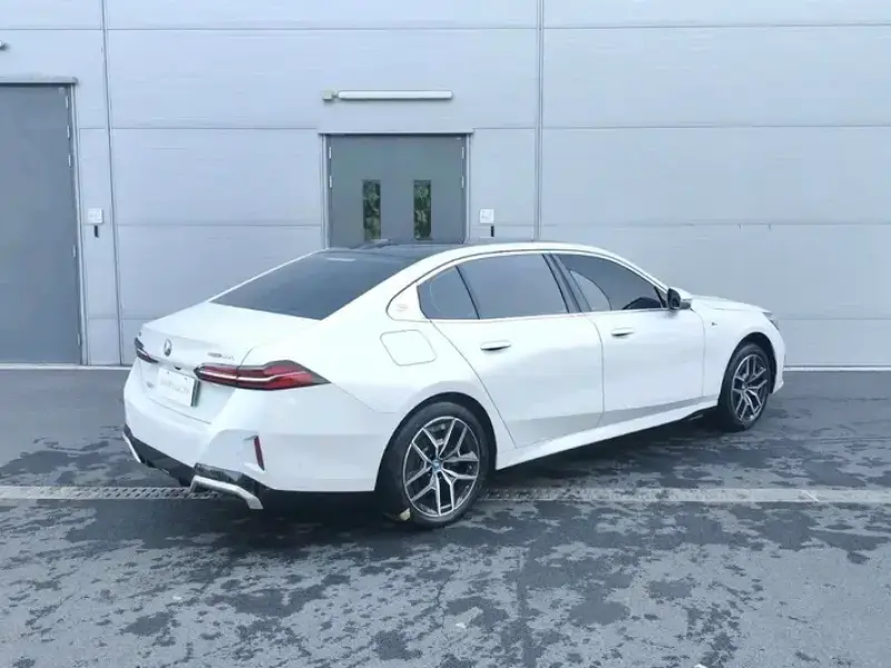 2024 BMW i5 с пробегом 23 000 км