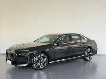 2023 BMW i7 с пробегом 5 000 км