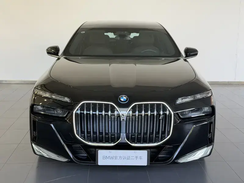 2023 BMW i7 с пробегом 5 000 км