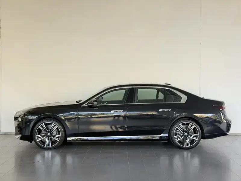 2023 BMW i7 с пробегом 5 000 км