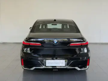 2023 BMW i7 с пробегом 5 000 км