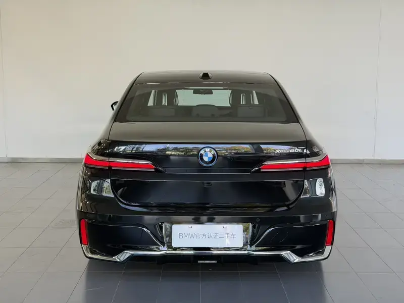 2023 BMW i7 с пробегом 5 000 км