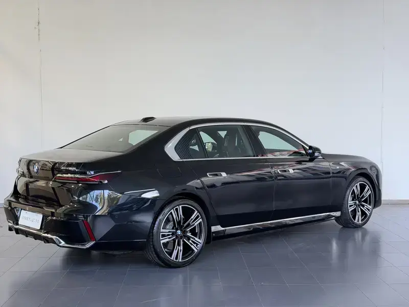 2023 BMW i7 с пробегом 5 000 км