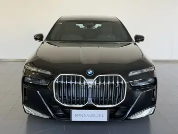 2023 BMW i7 с пробегом 5 000 км