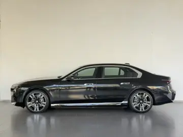 2023 BMW i7 с пробегом 5 000 км