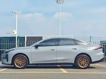 2024 Geely Galaxy L6 с пробегом 66 000 км