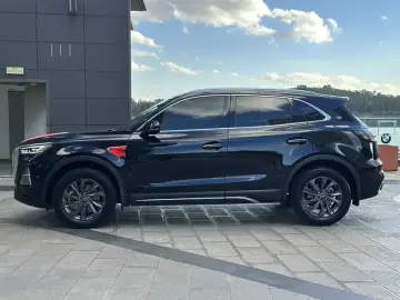 2025 Hongqi HS5 с пробегом 18 000 км