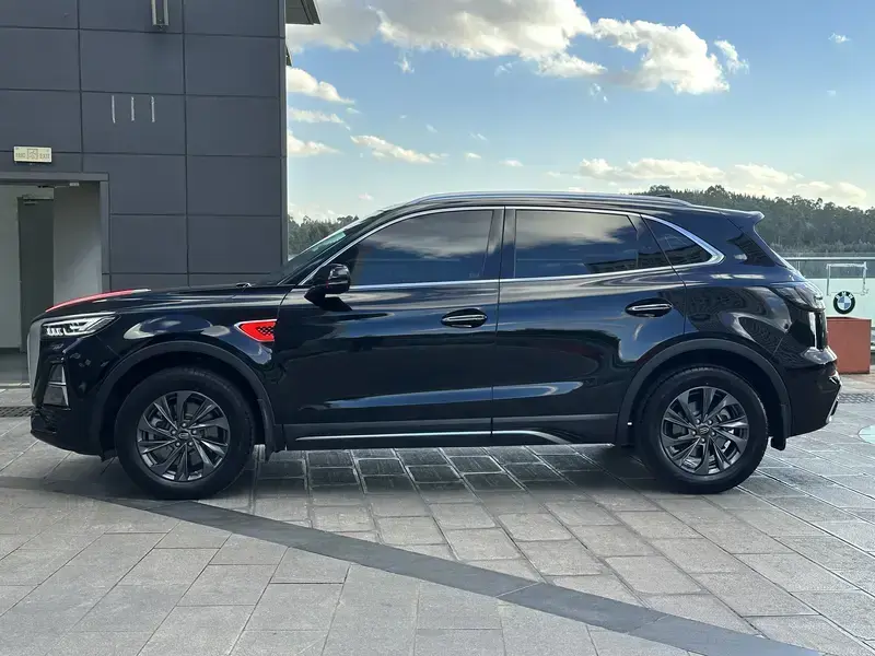 2025 Hongqi HS5 с пробегом 18 000 км