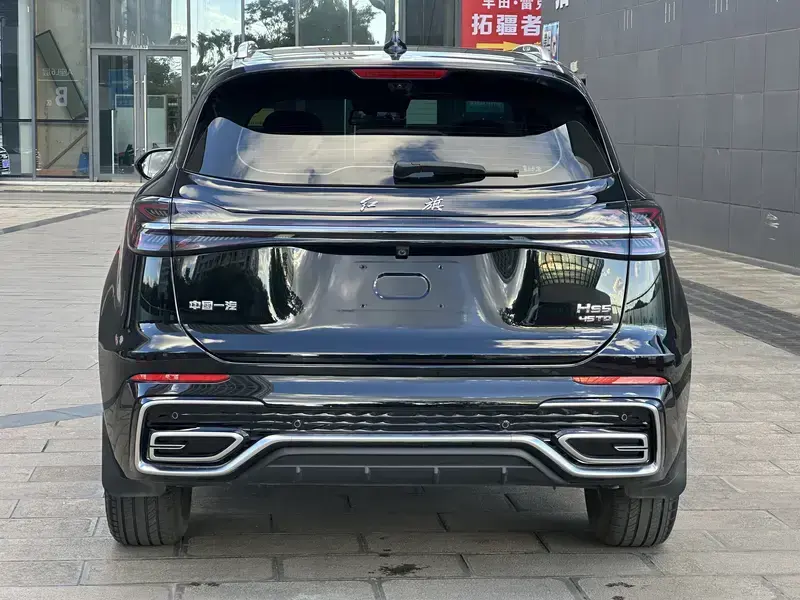 2025 Hongqi HS5 с пробегом 18 000 км