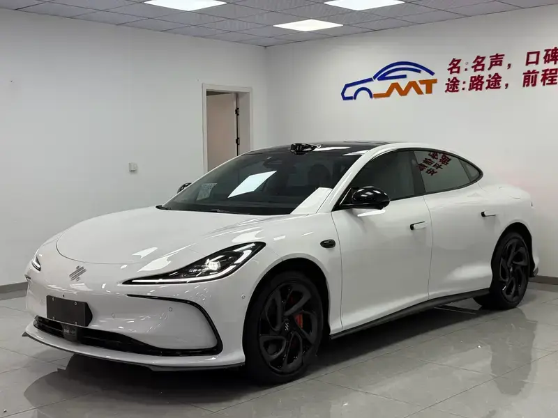 2024 IM Motors (Zhiji) L6 с пробегом 47 000 км