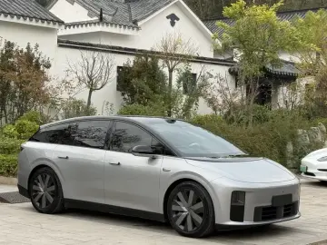 2025 Li Auto (Lixiang) i6 с пробегом 22 000 км