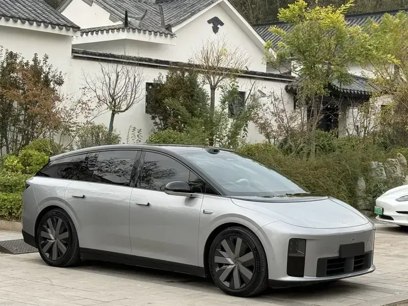 2025 Li Auto (Lixiang) i6 с пробегом 22 000 км